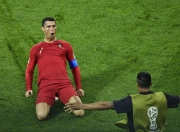 开云体育在线-C罗被罚下场，球队陷入困境