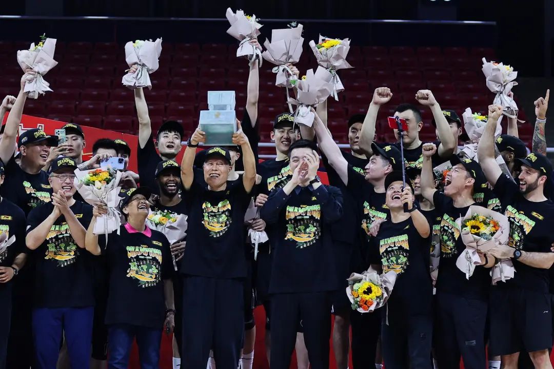 包含希腊男篮横扫加拿大男篮，杰伦·布朗一己之力扛起全队的词条