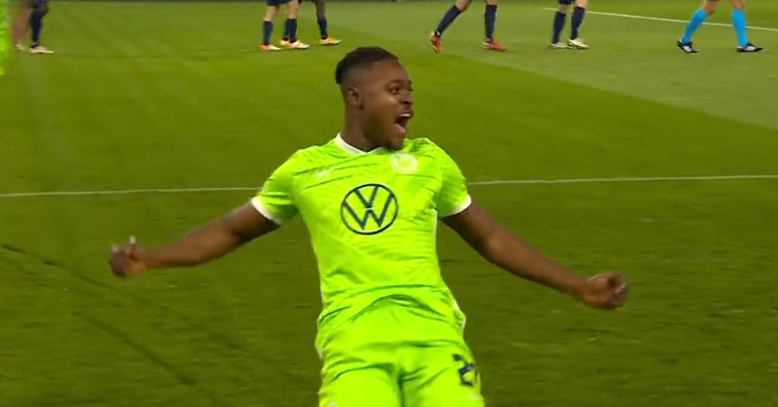 包含沃尔夫斯堡前锋状态火爆，连场破门刷新个人记录的词条