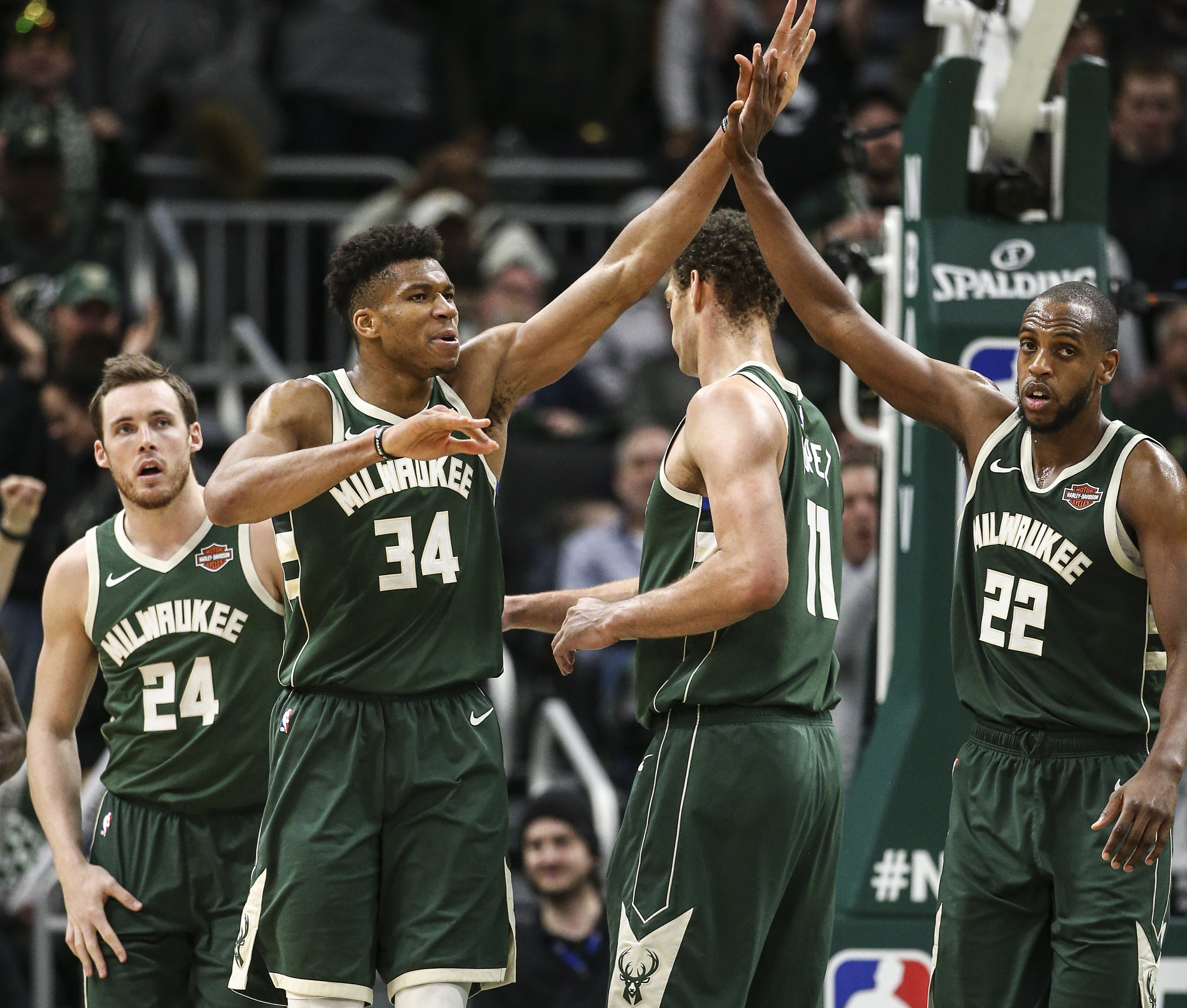 雄鹿大将受伤，球队以团结战胜老鹰的简单介绍