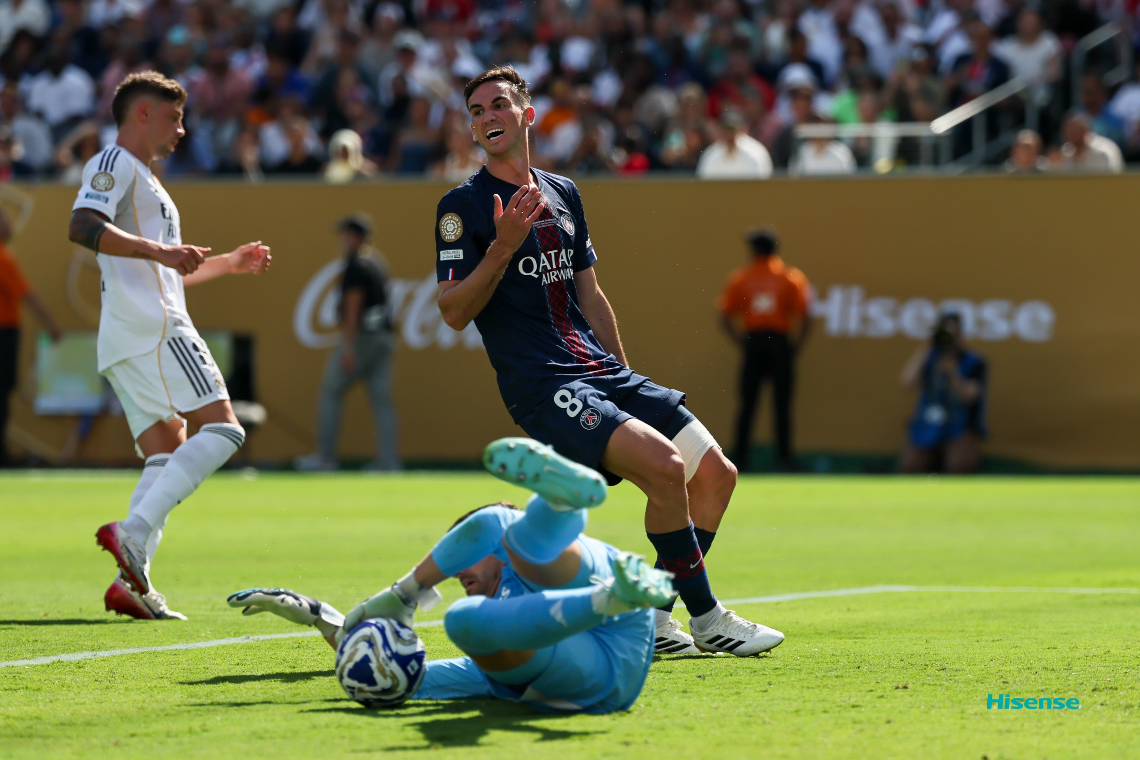 包含足球比赛中一起令人难忘的进球引发热议的词条