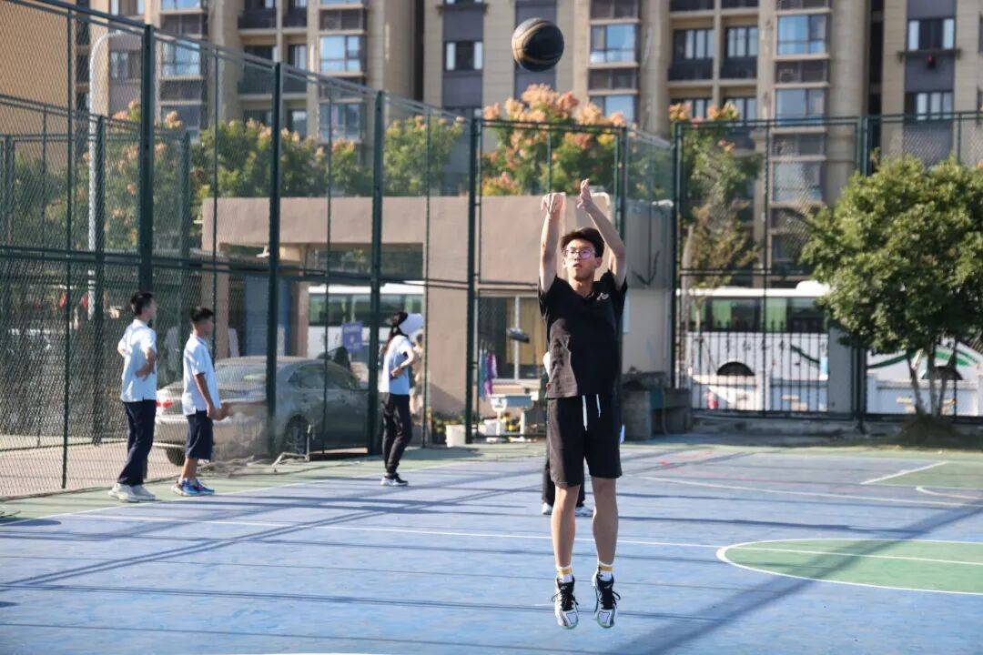 群星闪耀!篮球赛场现精彩绝伦一幕的简单介绍 群星闪耀!篮球赛场现精彩绝伦一幕的简单介绍