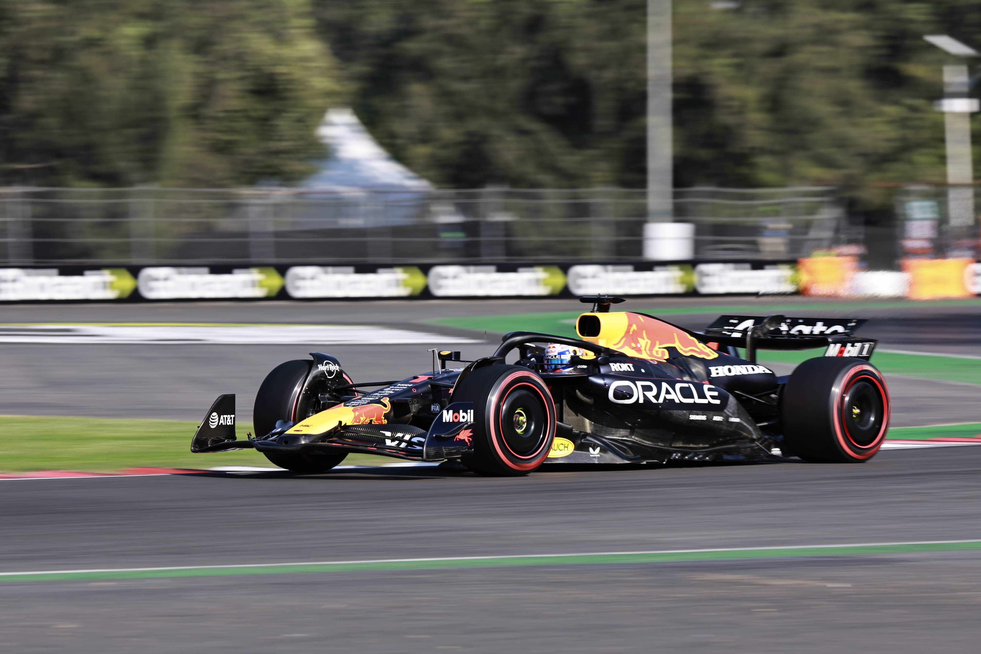 关于红牛二队鏖战红牛车队，汉密尔顿带队取胜的信息