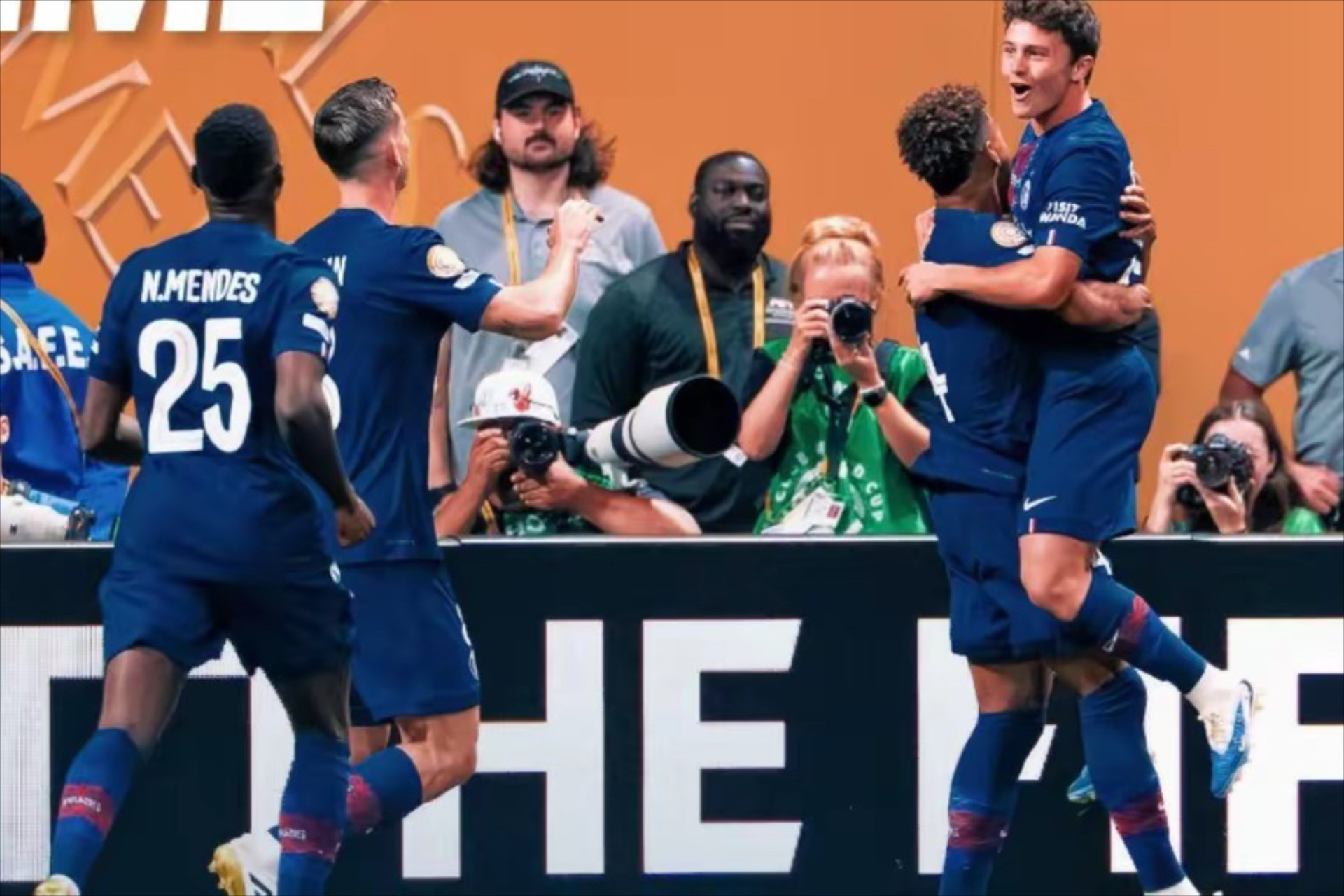 西甲巴塞-惨败巴黎，梅西徒让一球