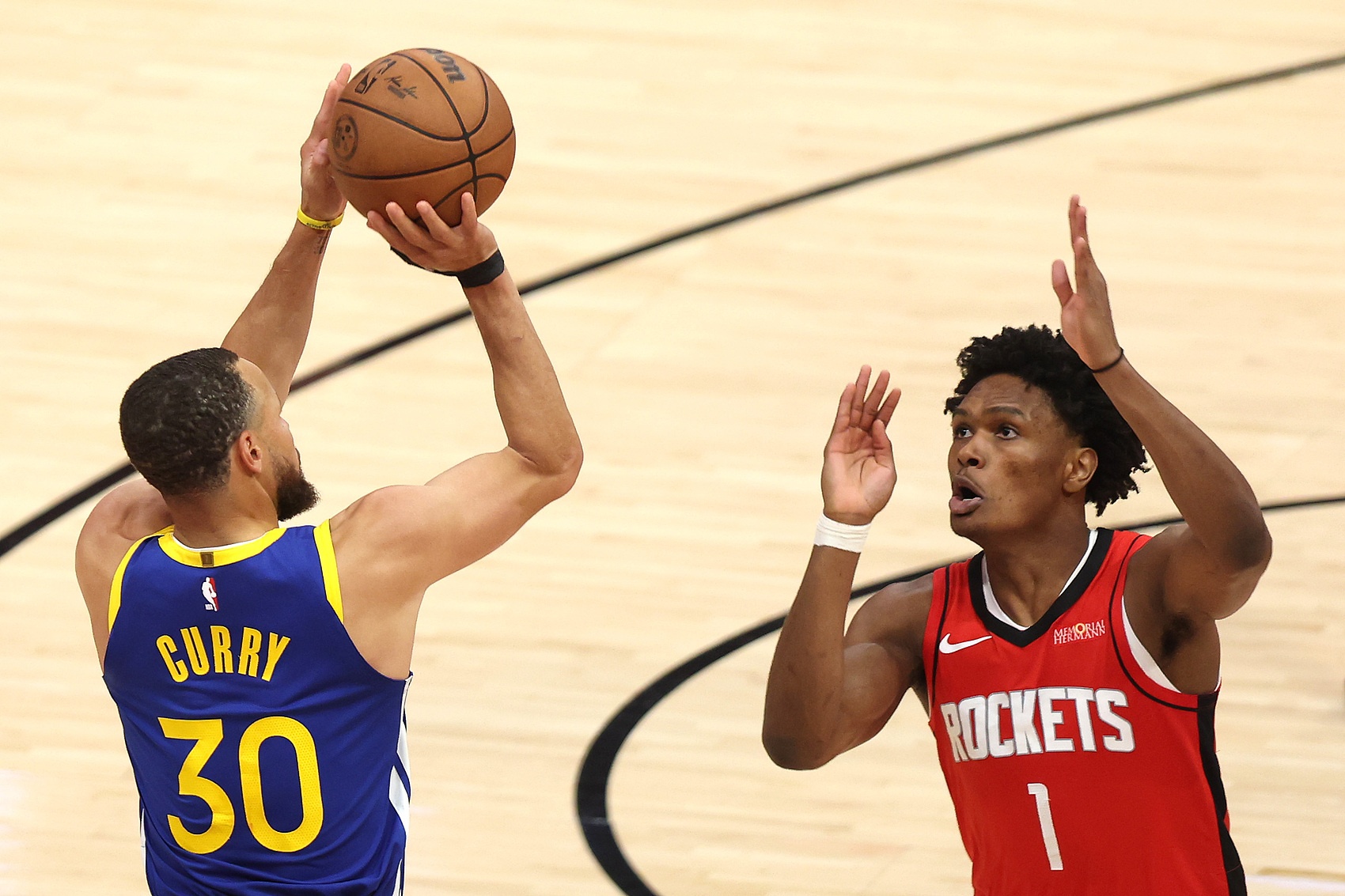 NBA季后赛半决赛拉开战幕，猛龙逆袭，火箭乱舞