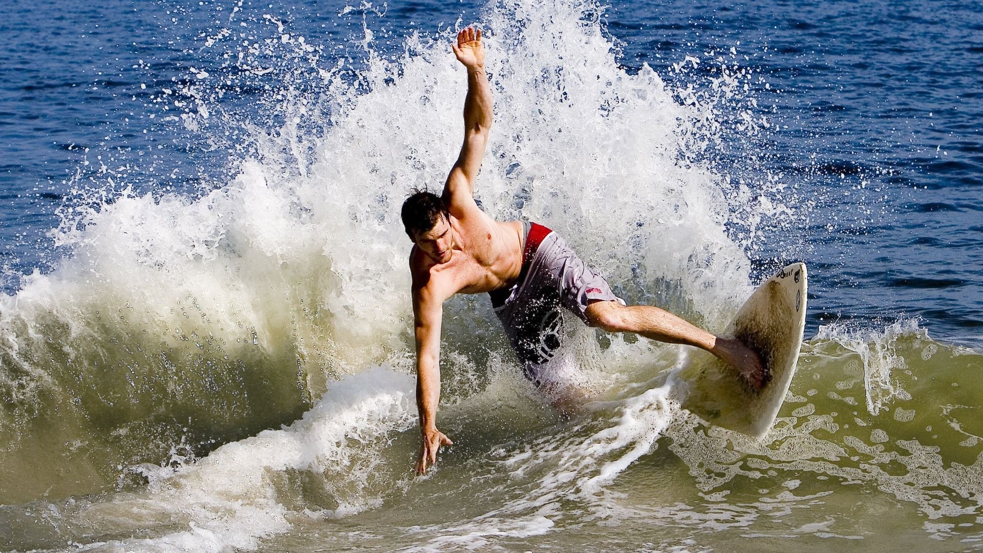 北非雄狮的怒吼与亚洲之光的恒耀，足球世界里的双重启示